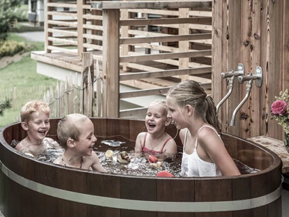 Hüttendorf - Schröcken - Der Badezuber kann sowohl romantisch als auch wild. Ganz nach euren Bedürfnissen - Aadla Walser-Chalets am Arlberg