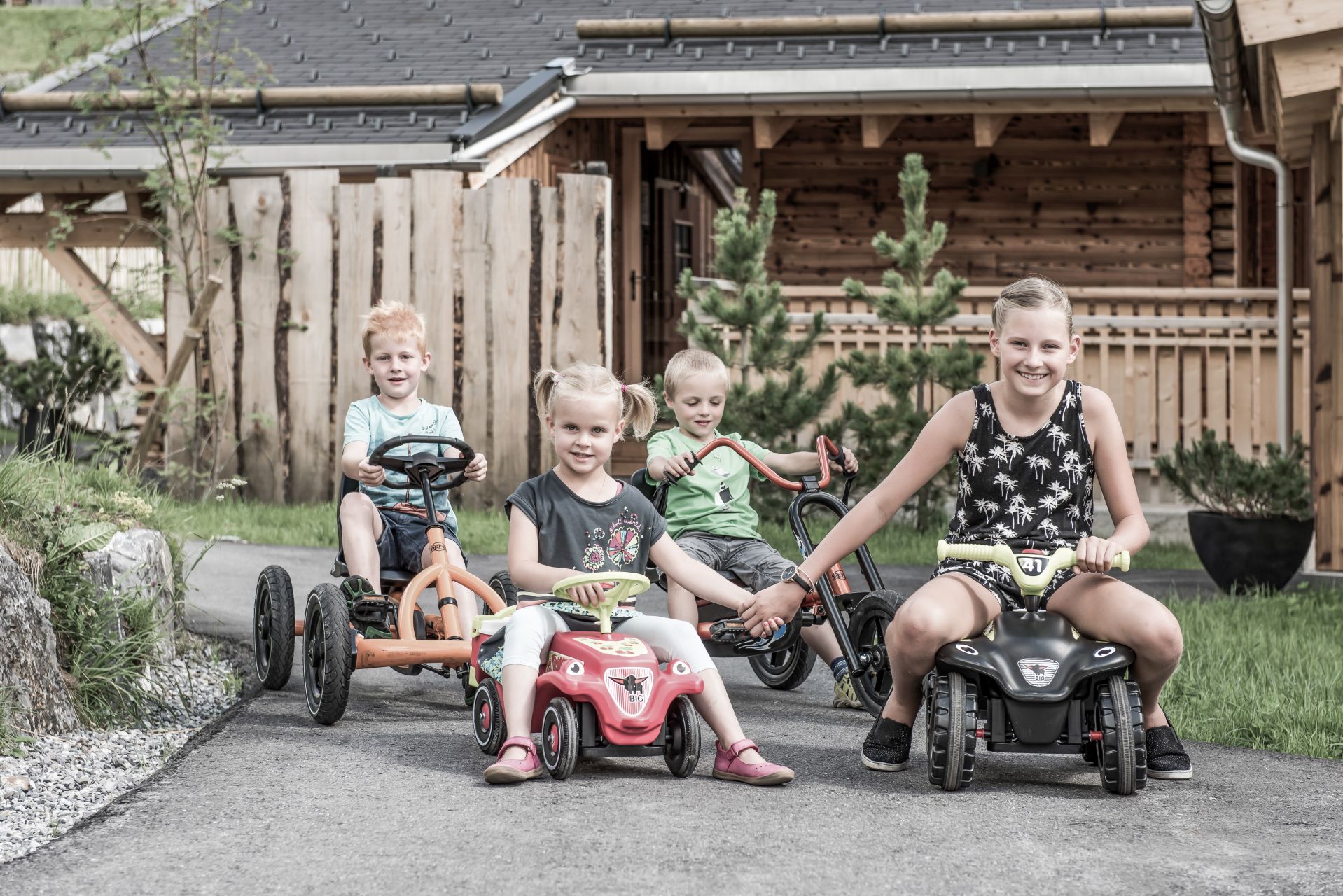 Chalet: Dier Kinder genießen die Freiheit in den Bergen - Aadla Walser-Chalets am Arlberg - Außen