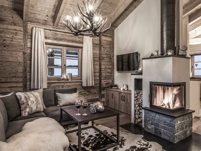 Hüttendorf - Schröcken - So richtig gemütlich mit dem verglasten Kamin und dem Duft nach Holz - Aadla Walser-Chalets am Arlberg