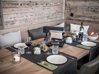 Hüttendorf - Schröcken - Keine Lust dein kuschliges Chalet zu verlassen? Gerne bringen wir dir Gerichte unseres Genuss-Service zu dir ins Chalet - Aadla Walser-Chalets am Arlberg