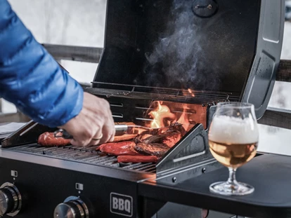 Hüttendorf - Schröcken - Bei uns bekommst du nicht nur den Grill, sondern auch gleich das rundum sorglos Paket. Fleisch, Würstchen, Grillgemüse, hausgemachte Saucen, Kartoffeln, Brot,...und was man sonst noch so für eine Grillerei braucht. - Aadla Walser-Chalets am Arlberg
