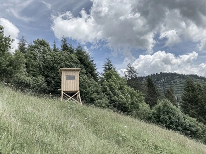 Hüttendorf - Schröcken - Der Aadla Hochstand steht dir zur Tier- und Naturbeobachtung zur Verfügung - Aadla Walser-Chalets am Arlberg