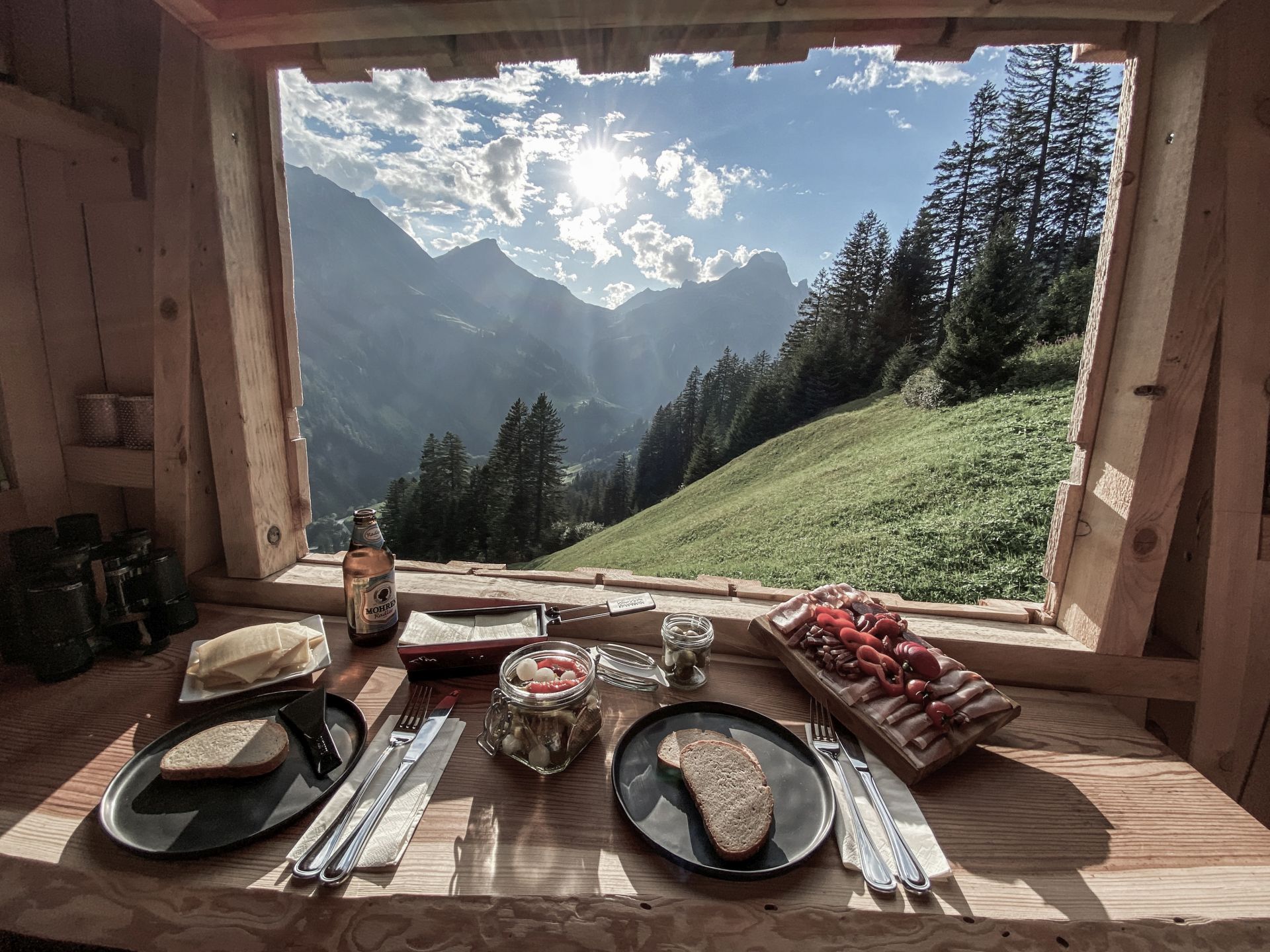 Chalet: Für spezielle naturerlebnisse verwöhnen wir dich mit einem Raclette im Hochstand. Der Sonnenuntergang hier ist besonders schön! - Aadla Walser-Chalets am Arlberg - Außen, Essen | Trinken, Umgebung