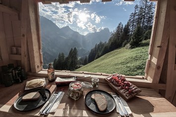 Chalet: Für spezielle naturerlebnisse verwöhnen wir dich mit einem Raclette im Hochstand. Der Sonnenuntergang hier ist besonders schön! - Aadla Walser-Chalets am Arlberg