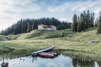 Chalet: Eine kleine Wanderung führt dich zum einzigartigen Körbersee. Du kannst sogar im Bergsee schwimmen und Ruderboot fahren. Im Berghotel gibt es die beste Sachertorte :) - Aadla Walser-Chalets am Arlberg