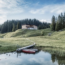 Chalet: Eine kleine Wanderung führt dich zum einzigartigen Körbersee. Du kannst sogar im Bergsee schwimmen und Ruderboot fahren. Im Berghotel gibt es die beste Sachertorte :) - Aadla Walser-Chalets am Arlberg