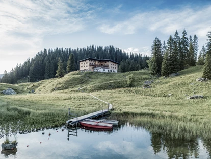 Hüttendorf - Schröcken - Eine kleine Wanderung führt dich zum einzigartigen Körbersee. Du kannst sogar im Bergsee schwimmen und Ruderboot fahren. Im Berghotel gibt es die beste Sachertorte :) - Aadla Walser-Chalets am Arlberg