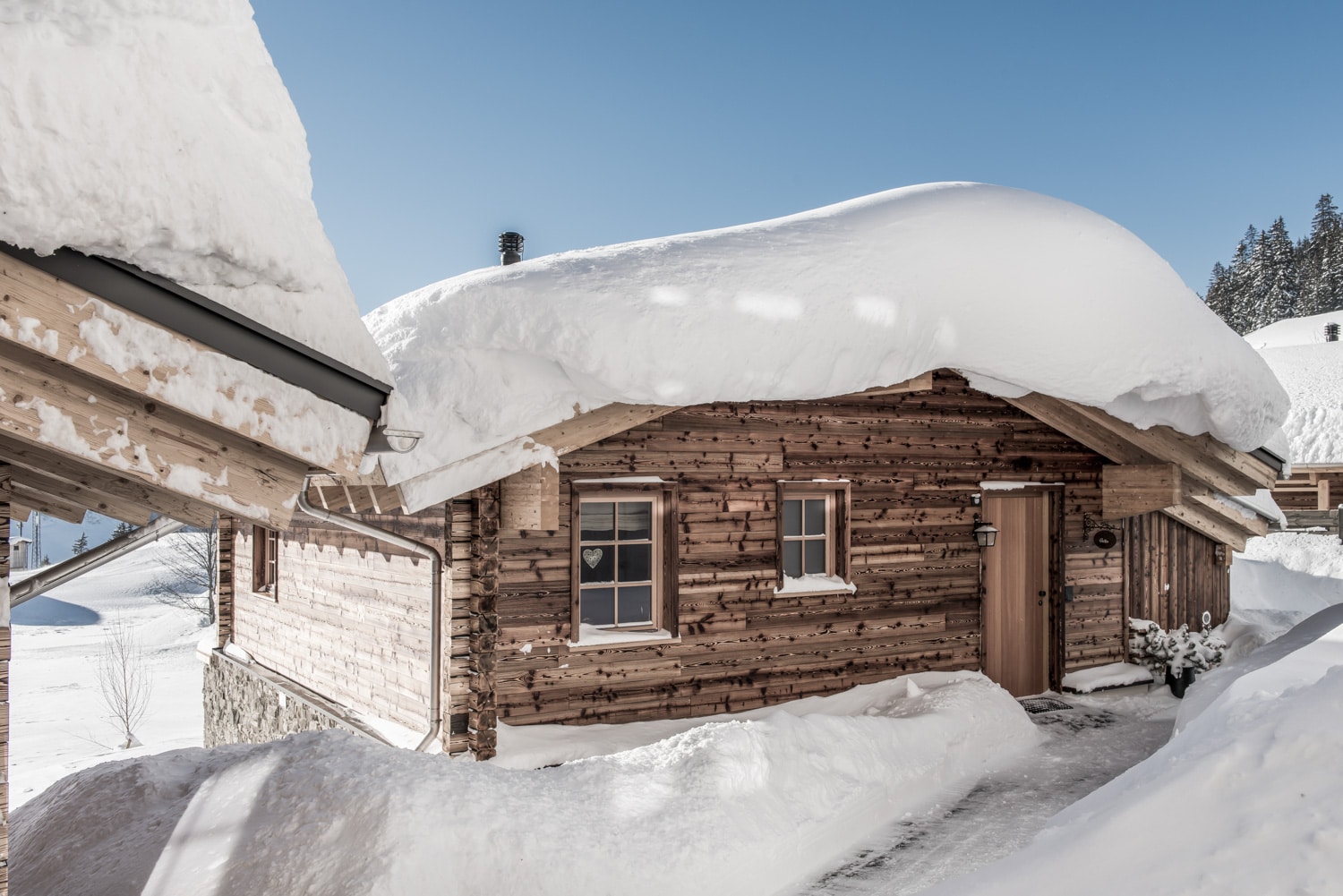 Chalet: Jedes Aadla Chalet ist liebevoll eingerichtet und erwartet dich als dein heimeliger Rückzugsort am Arlberg mit dem besonderen Service der Aadla Urlaubsfee - Aadla Walser-Chalets am Arlberg - Außen