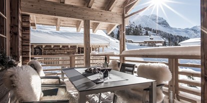 Hüttendorf - Ski-In/Ski-Out: Ski-In - Auch im Winter genießen wir viele Sonnenstunden auf den Chalet-Terrassen - Aadla Walser-Chalets am Arlberg