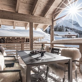 Chalet: Auch im Winter genießen wir viele Sonnenstunden auf den Chalet-Terrassen - Aadla Walser-Chalets am Arlberg