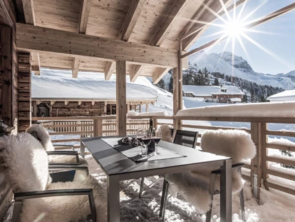 Hüttendorf - Schröcken - Auch im Winter genießen wir viele Sonnenstunden auf den Chalet-Terrassen - Aadla Walser-Chalets am Arlberg