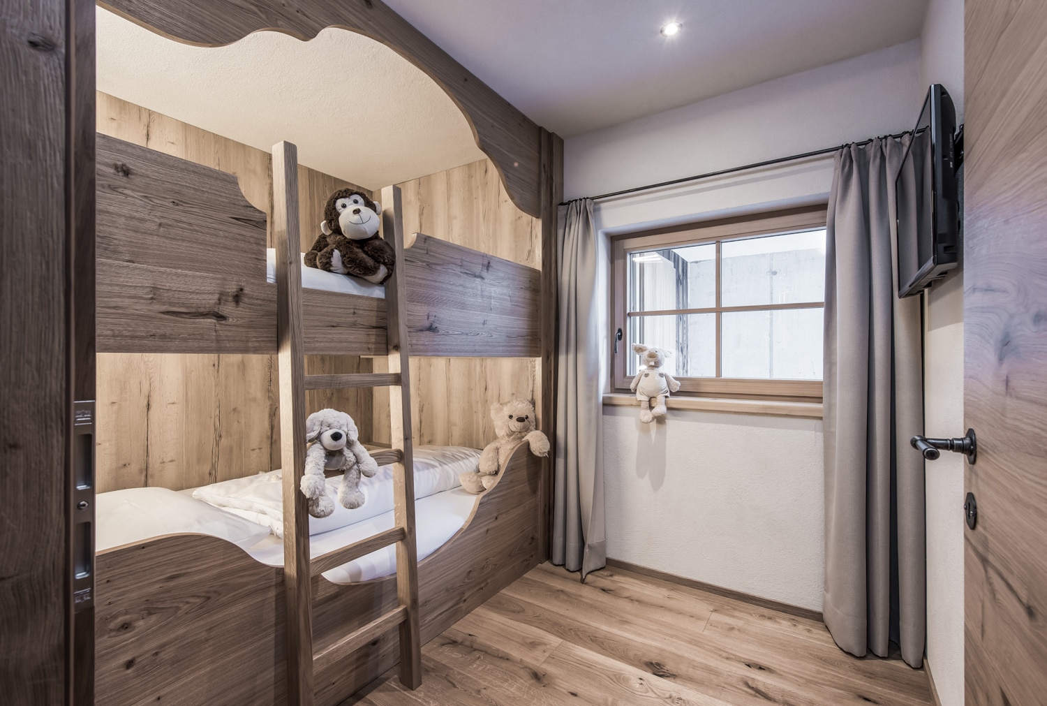 Chalet: Auch unsere kleinen Gäste bekommen in unseren großen Chalets ihren ganz eigenen Bereich: mit kuschelig-weiche Etagenbetten, Kleiderschrank und TV - Aadla Walser-Chalets am Arlberg - Innen