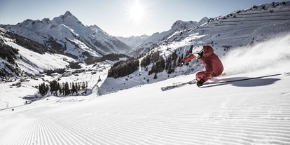 Hüttendorf - Chaletgröße: 2 - 4 Personen - Ski Arlberg - Der Skibus bringt dich in nur 5 Minuten in das Skigebiet Ski Arlberg, wo über 300 Abfahrtskilometer auf dich warten. Zurück geht es mit den Skiern über die Skiabfahrt bis zu den Chalets - Aadla Walser-Chalets am Arlberg