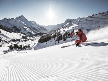 Hüttendorf - Schröcken - Der Skibus bringt dich in nur 5 Minuten in das Skigebiet Ski Arlberg, wo über 300 Abfahrtskilometer auf dich warten. Zurück geht es mit den Skiern über die Skiabfahrt bis zu den Chalets - Aadla Walser-Chalets am Arlberg
