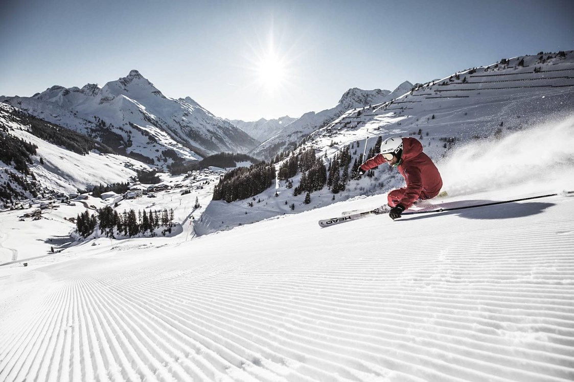 Chalet: Der Skibus bringt dich in nur 5 Minuten in das Skigebiet Ski Arlberg, wo über 300 Abfahrtskilometer auf dich warten. Zurück geht es mit den Skiern über die Skiabfahrt bis zu den Chalets - Aadla Walser-Chalets am Arlberg