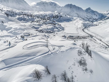 Hüttendorf - Schröcken - Purer Bergwinter erleben: auf der Piste, beim Winterwandern, auf der Loipe, bei einer Rodelpartie oder auf einer der Sonnenterrassen - Aadla Walser-Chalets am Arlberg
