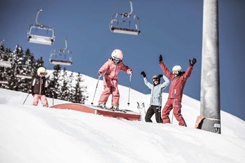 Chalet: Der Skilift, die Skischule sowie der Skiverleih sind nur eine Busstation von den Chalets entfernt - Aadla Walser-Chalets am Arlberg