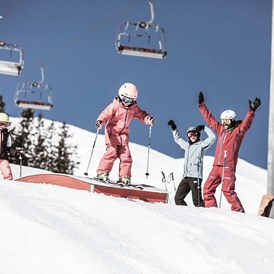 Chalet: Der Skilift, die Skischule sowie der Skiverleih sind nur eine Busstation von den Chalets entfernt - Aadla Walser-Chalets am Arlberg
