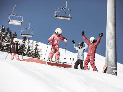 Hüttendorf - Schröcken - Der Skilift, die Skischule sowie der Skiverleih sind nur eine Busstation von den Chalets entfernt - Aadla Walser-Chalets am Arlberg