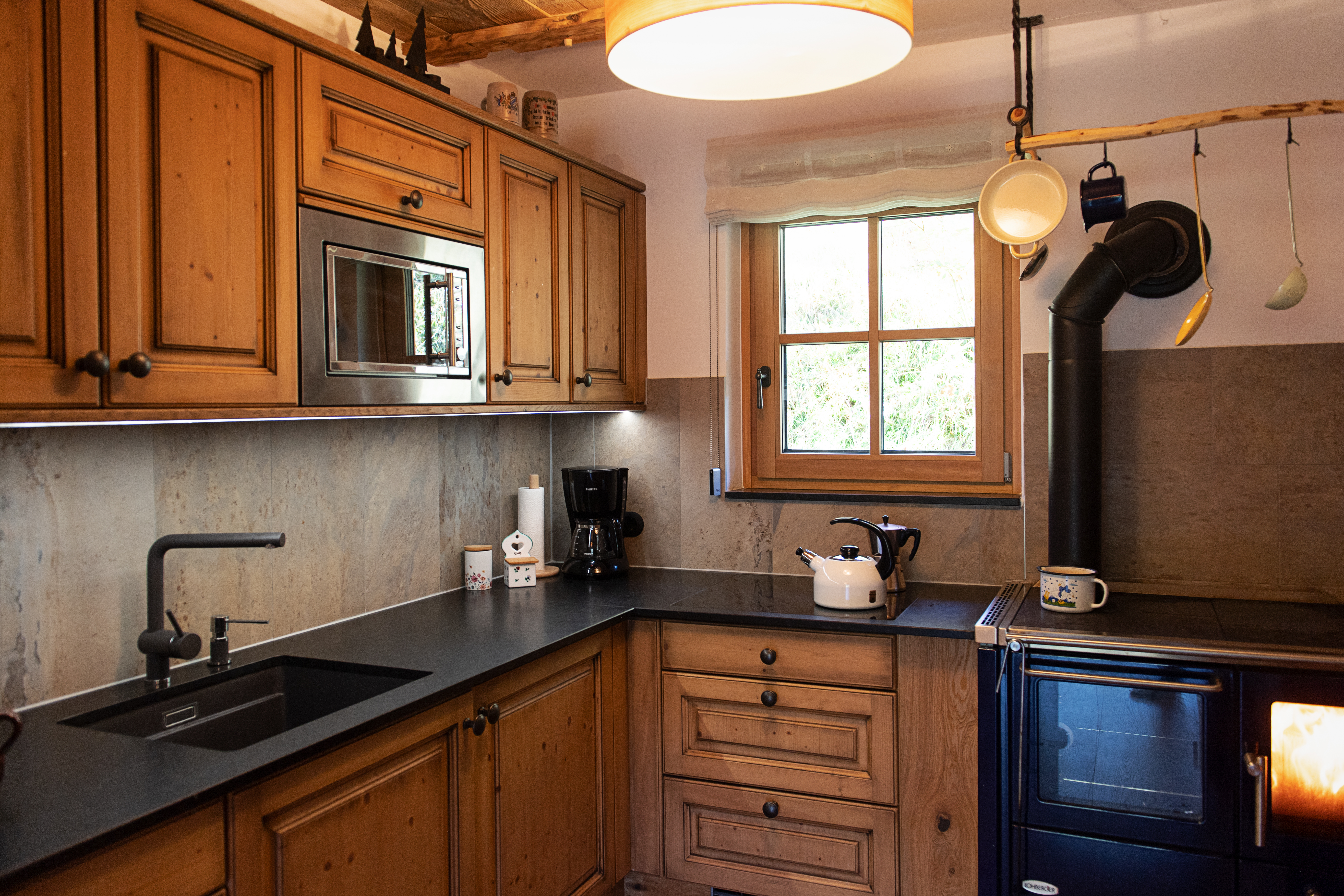 Chalet: hochwertige Küche samt Kochplatte und Holzherd - Enzianhütte