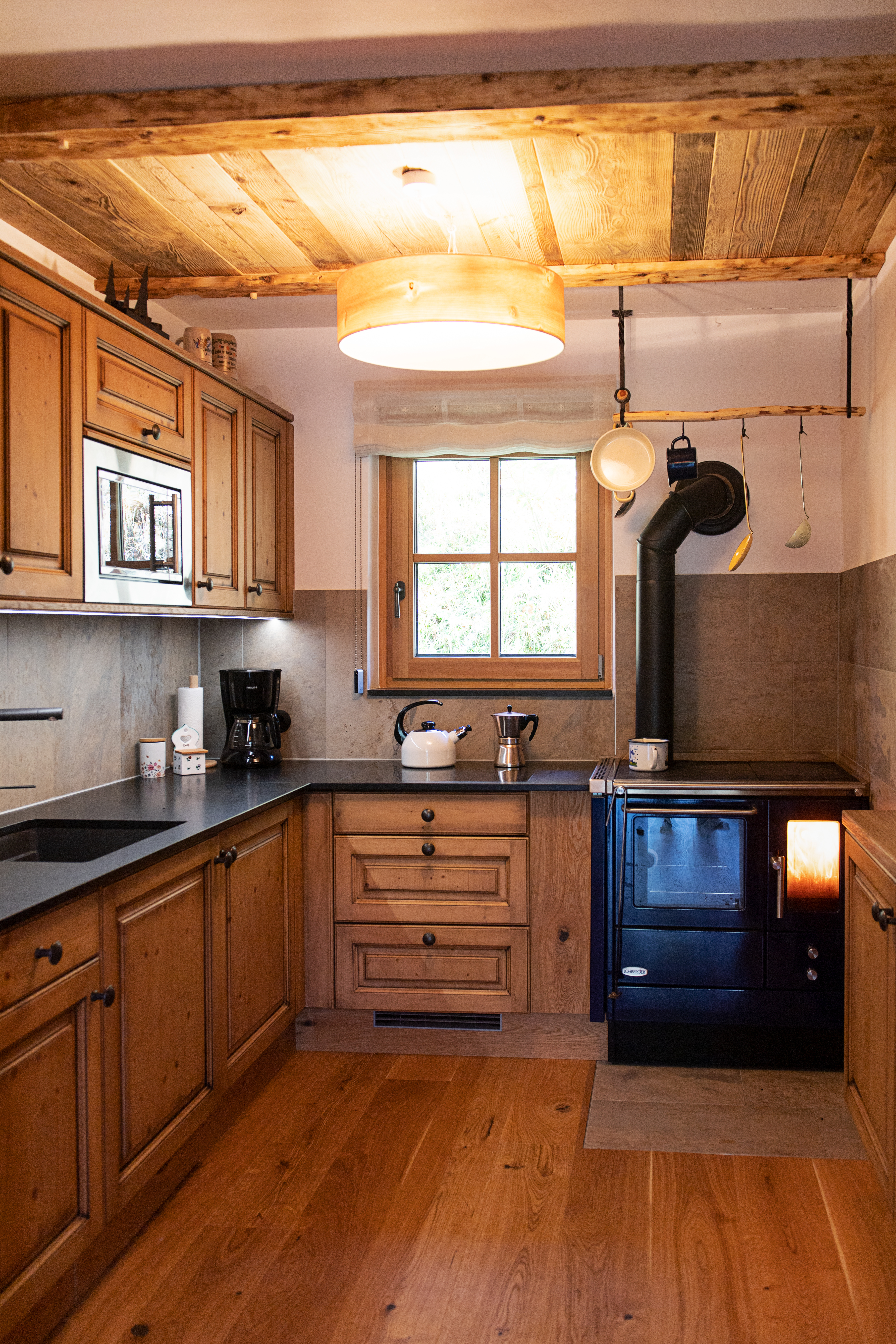 Chalet: hochwertige Küche samt Kochplatte und Holzherd - Enzianhütte