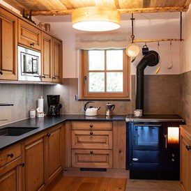 Chalet: hochwertige Küche samt Kochplatte und Holzherd - Enzianhütte