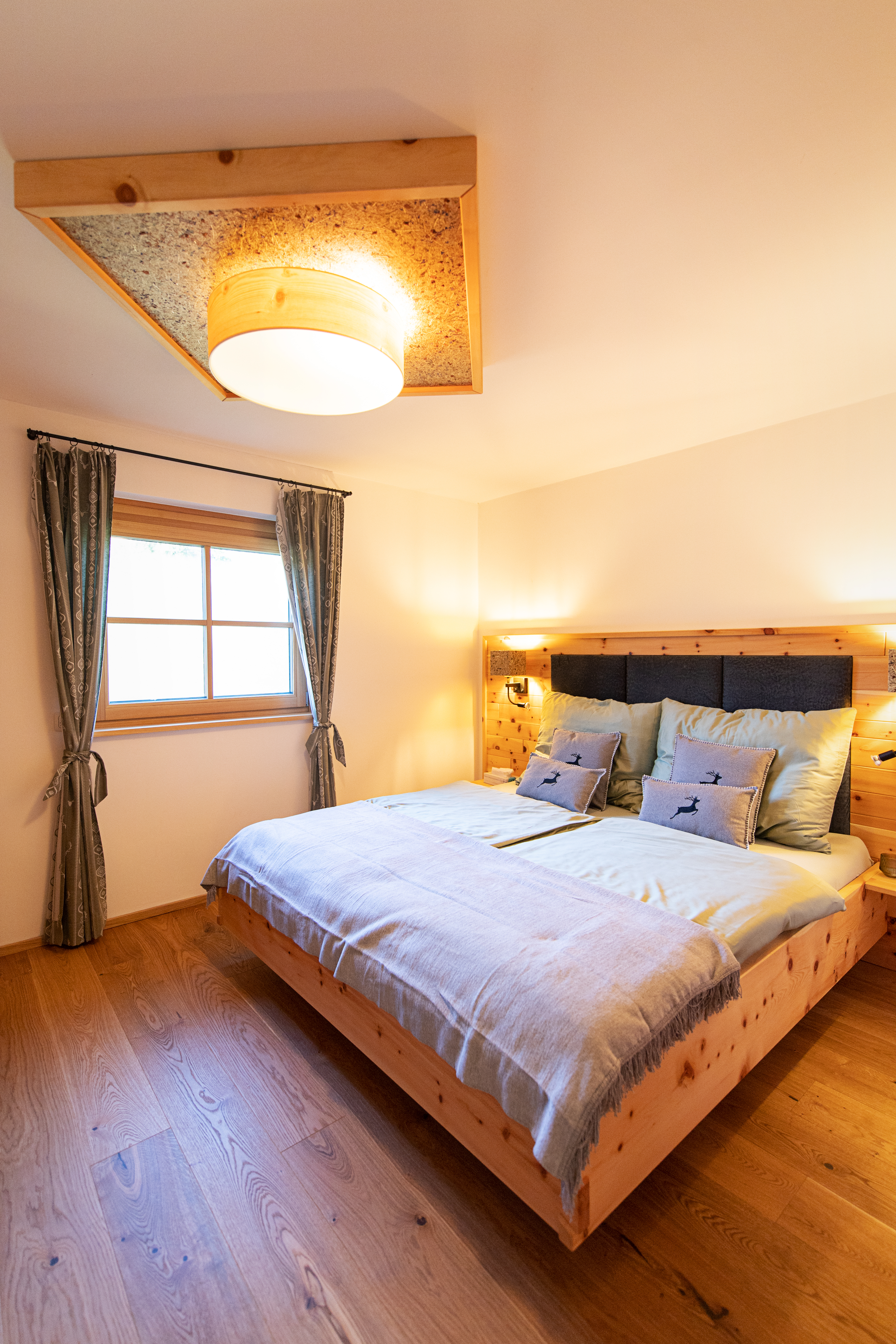 Chalet: Zirbenzimmer mit Doppelbett - Enzianhütte