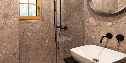Hüttendorf - St. Oswald (Eberstein) - Altholzbad samt Dusche und WC - Enzianhütte