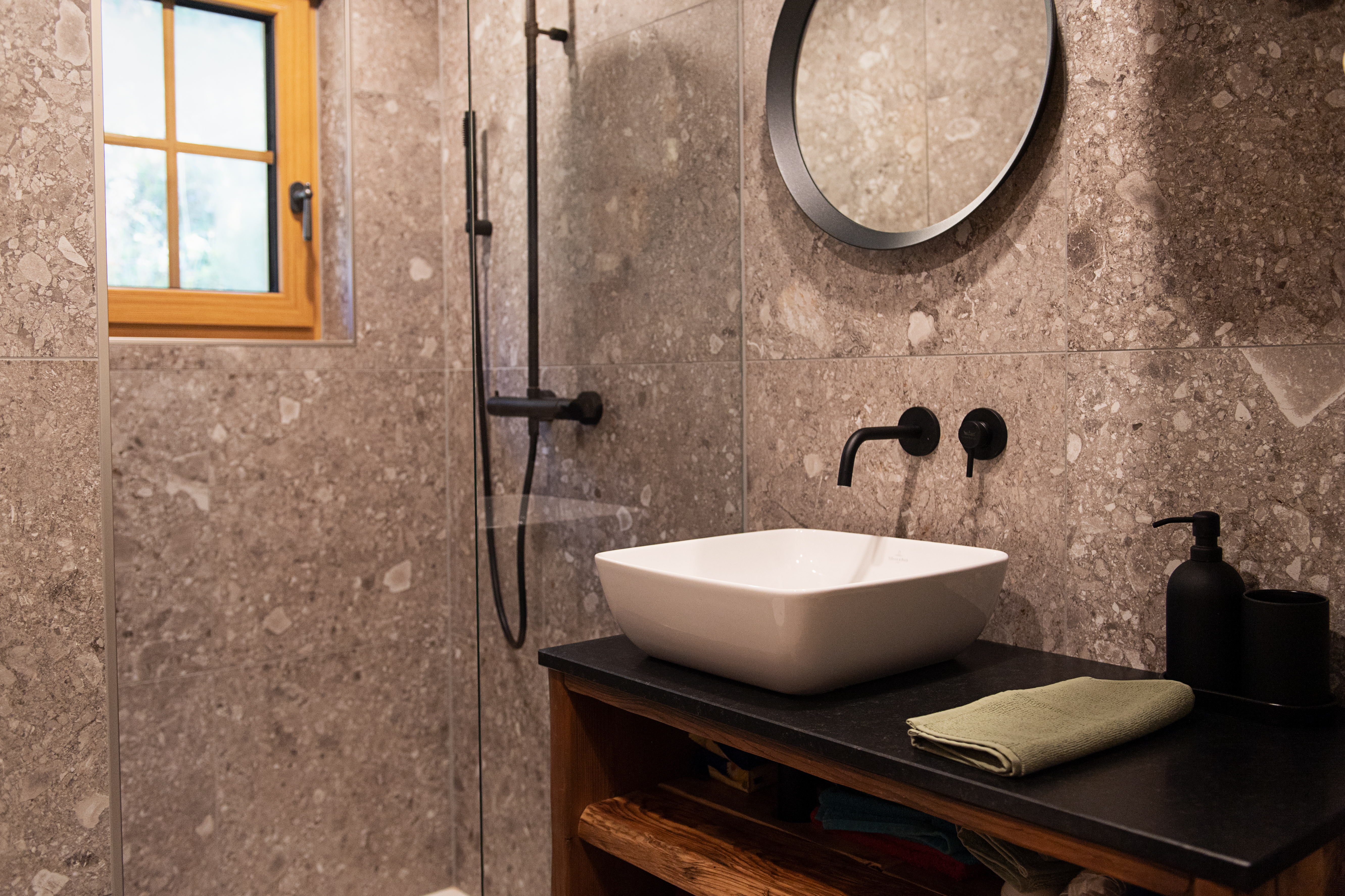 Chalet: Altholzbad samt Dusche und WC - Enzianhütte