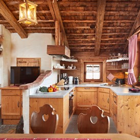 Chalet: voll ausgestattete Küche mit Kamin - Almdorf Flachau