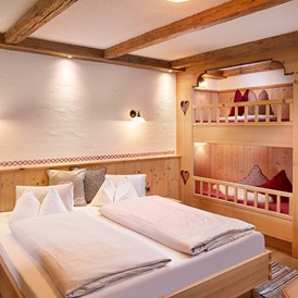 Chalet: Schlafzimmer mit Doppelbett und Stockbett - Almdorf Flachau