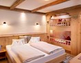 Chalet: Schlafzimmer mit Doppelbett und Stockbett - Almdorf Flachau