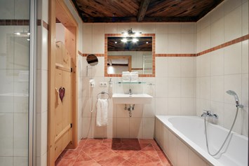 Chalet: Badezimmer en suite mit Badewanne/Dusche/WC/Fön/Kosmetikspiegel - Almdorf Flachau