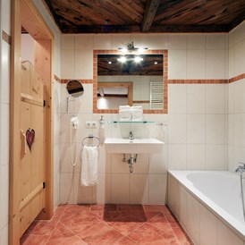 Chalet: Badezimmer en suite mit Badewanne/Dusche/WC/Fön/Kosmetikspiegel - Almdorf Flachau