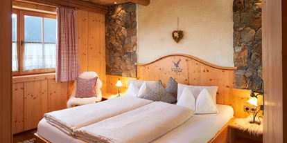 Hüttendorf - Snow Space Salzburg - Flachau - Wagrain - St. Johann - Schlafzimmer mit Doppelbett - Almdorf Flachau