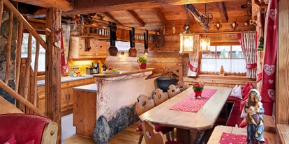Hüttendorf - Snow Space Salzburg - Flachau - Wagrain - St. Johann - Wohnraum mit Küche im 10er Chalet - Almdorf Flachau
