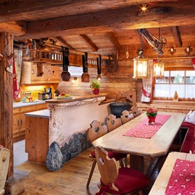 Chalet: Wohnraum mit Küche im 10er Chalet - Almdorf Flachau