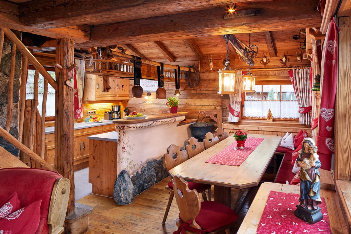 Chalet: Wohnraum mit Küche im 10er Chalet - Almdorf Flachau