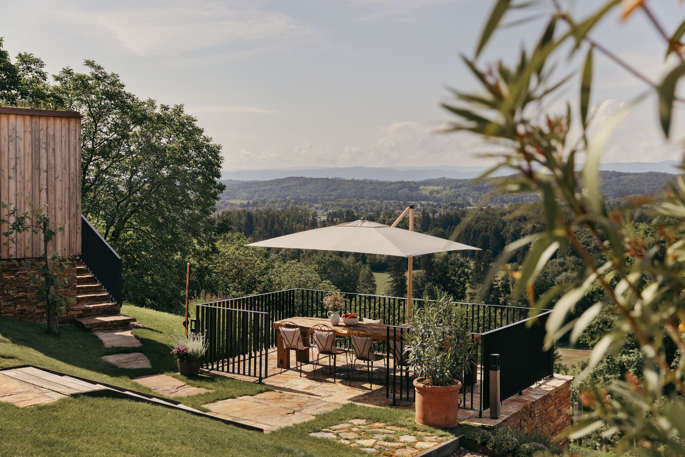 Hüttendorf - Chaletgröße: bis 2 Personen - St. Georgen im Lavanttal - Garten mit Terrassen und Ausblick - Am Wildbachberg