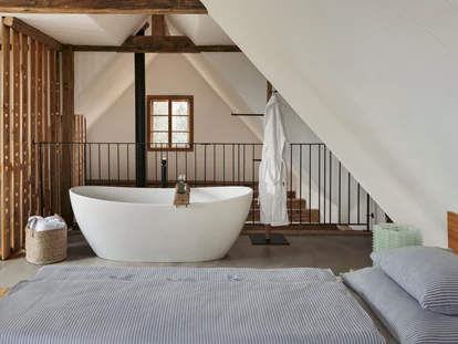 Hüttendorf - St. Oswald (Eberstein) - Schlafbereich mit freistehender Badewanne  - Am Wildbachberg