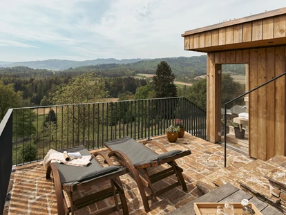 Hüttendorf - St. Oswald (Eberstein) - Private Terrasse mit eigener Panorama-Außensauna  - Am Wildbachberg