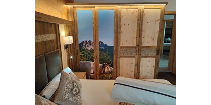 Hüttendorf - Schröcken - Schlafzimmer in Zirben Holz - Almdorf Tirol am Haldensee