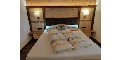 Hüttendorf - Schröcken - Schlafzimmer in Zirbrn Holz - Almdorf Tirol am Haldensee
