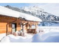 Chalet: Genieße die Wintersonne auf unserer Terrasse im Almdorf Tirol - Almdorf Tirol am Haldensee