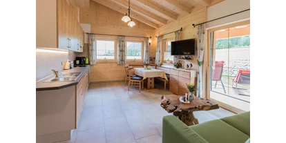 Hüttendorf - Schröcken - Wohnbereich im Chalet Almdorf Tirol - Almdorf Tirol am Haldensee
