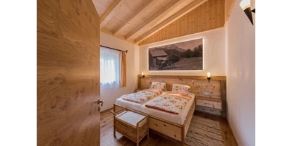 Hüttendorf - Schröcken - Schlafzimmer in hochwertigen Zirben Holz - Almdorf Tirol am Haldensee