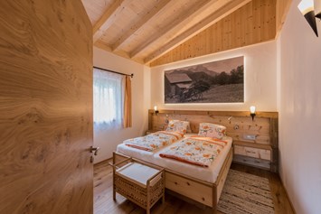 Chalet: Schlafzimmer in hochwertigen Zirbenholz - Almdorf Tirol am Haldensee