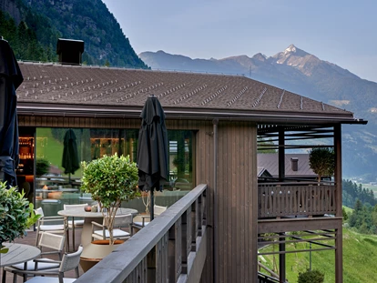Hüttendorf - Hot Tub: beim Chalet - Clubhouse - AMONTI Chalets *****