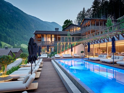 Hüttendorf - Hot Tub: beim Chalet - Outdoor-Pool - AMONTI Chalets *****