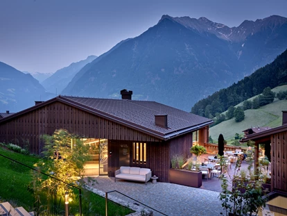 Hüttendorf - Hot Tub: beim Chalet - Clubhouse - AMONTI Chalets *****